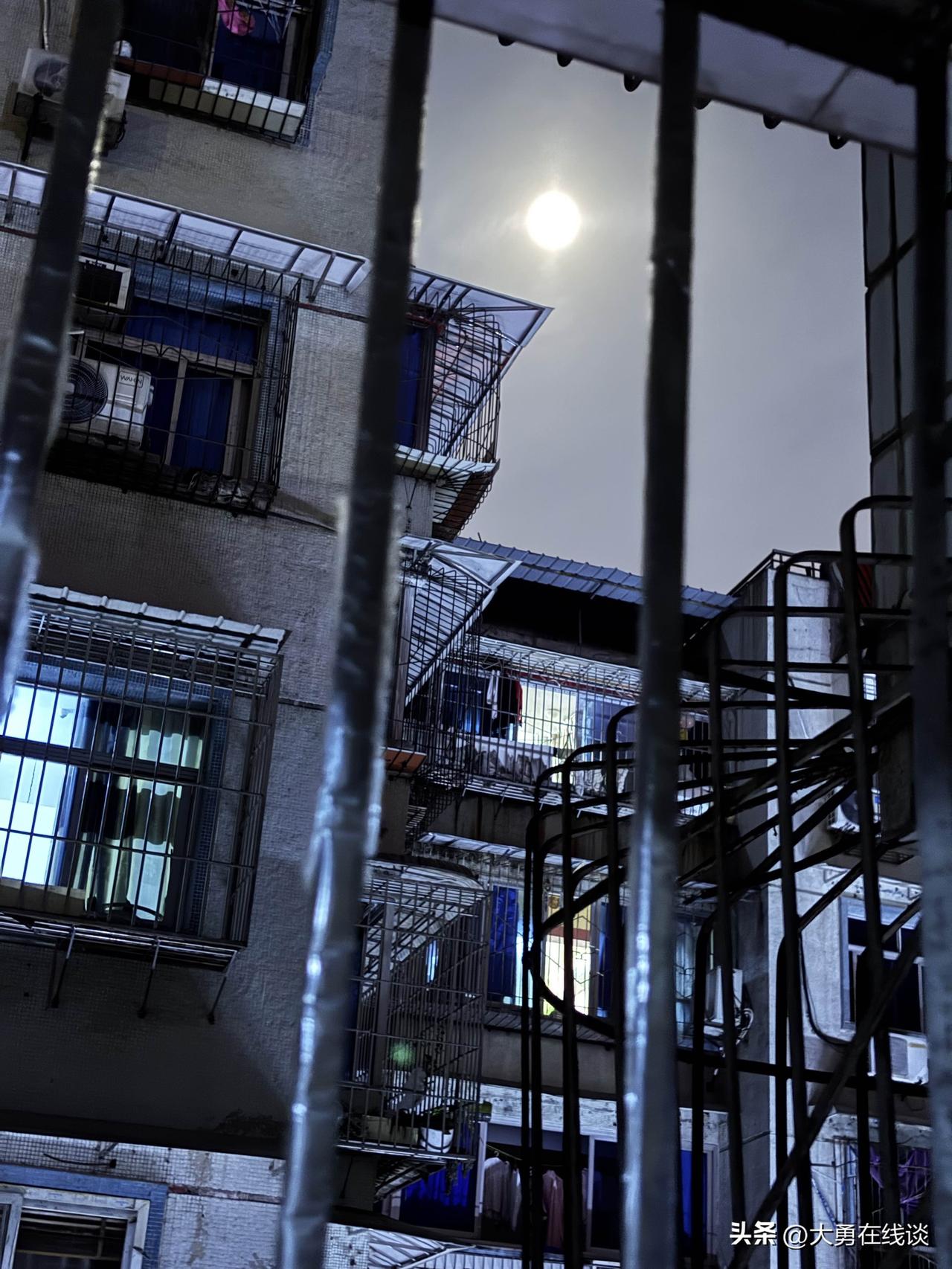 今天正月十五，过了今天这个年算是彻底结束了
今晚的月亮又亮又圆，平时没有注意。