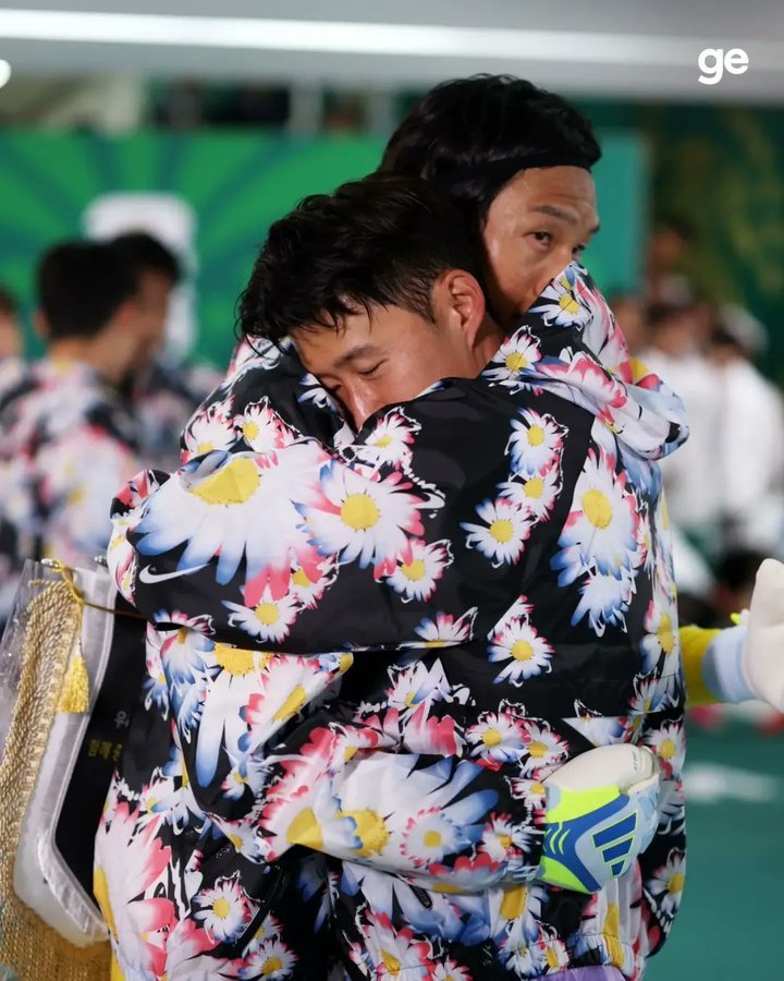 在世界杯赛场上特别精致亮眼的韩国队服来自权志龙个人品牌PEACEMINUSONE