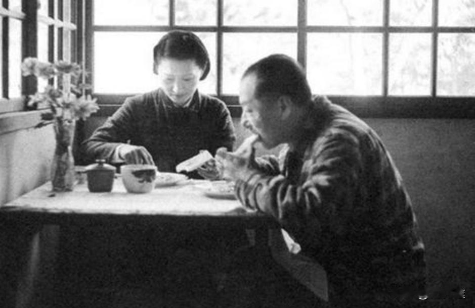 1947年，张学良软禁期间，陪伴他左右的赵四小姐，时年35岁。


一九四七年，
