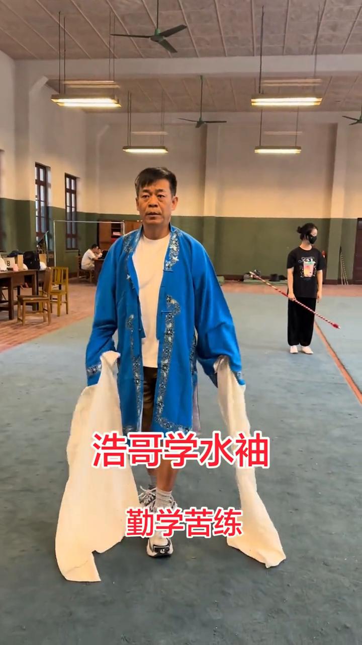弹花不太好弄。预备，走。圆，上面再圆一点，上面这个块盘的再平一点，圆一点，平。右