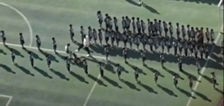 小学老师踹飞2名学生？当地通报：外聘教师在维护秩序时踢了2名学生、推了1名学生；涉事教师进入解聘程