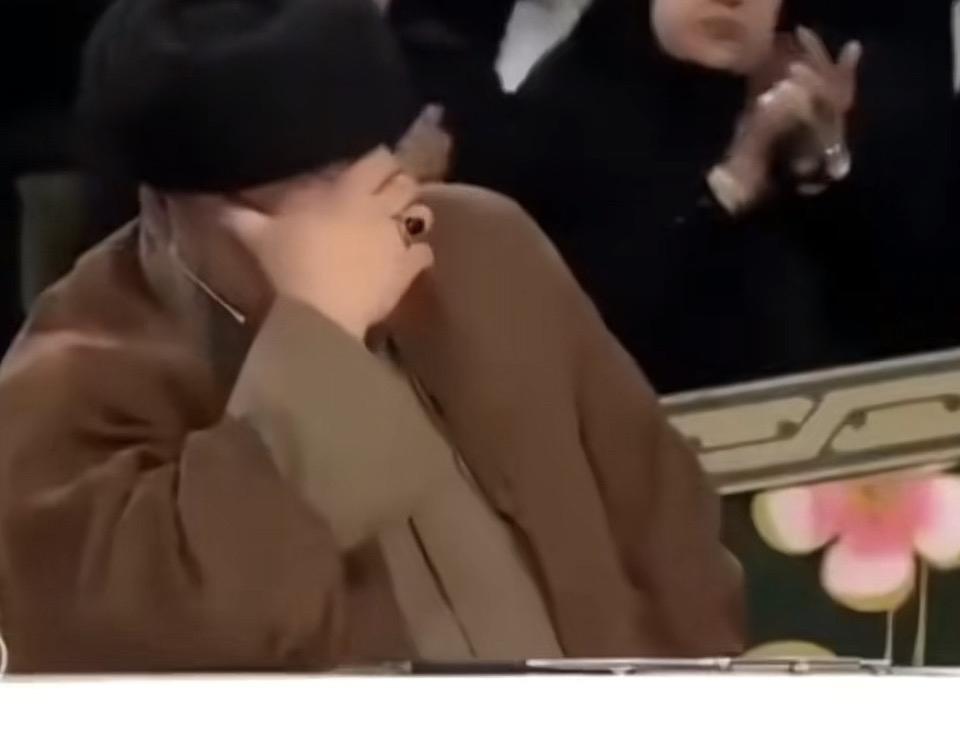 月照花影里，人影摇曳间。