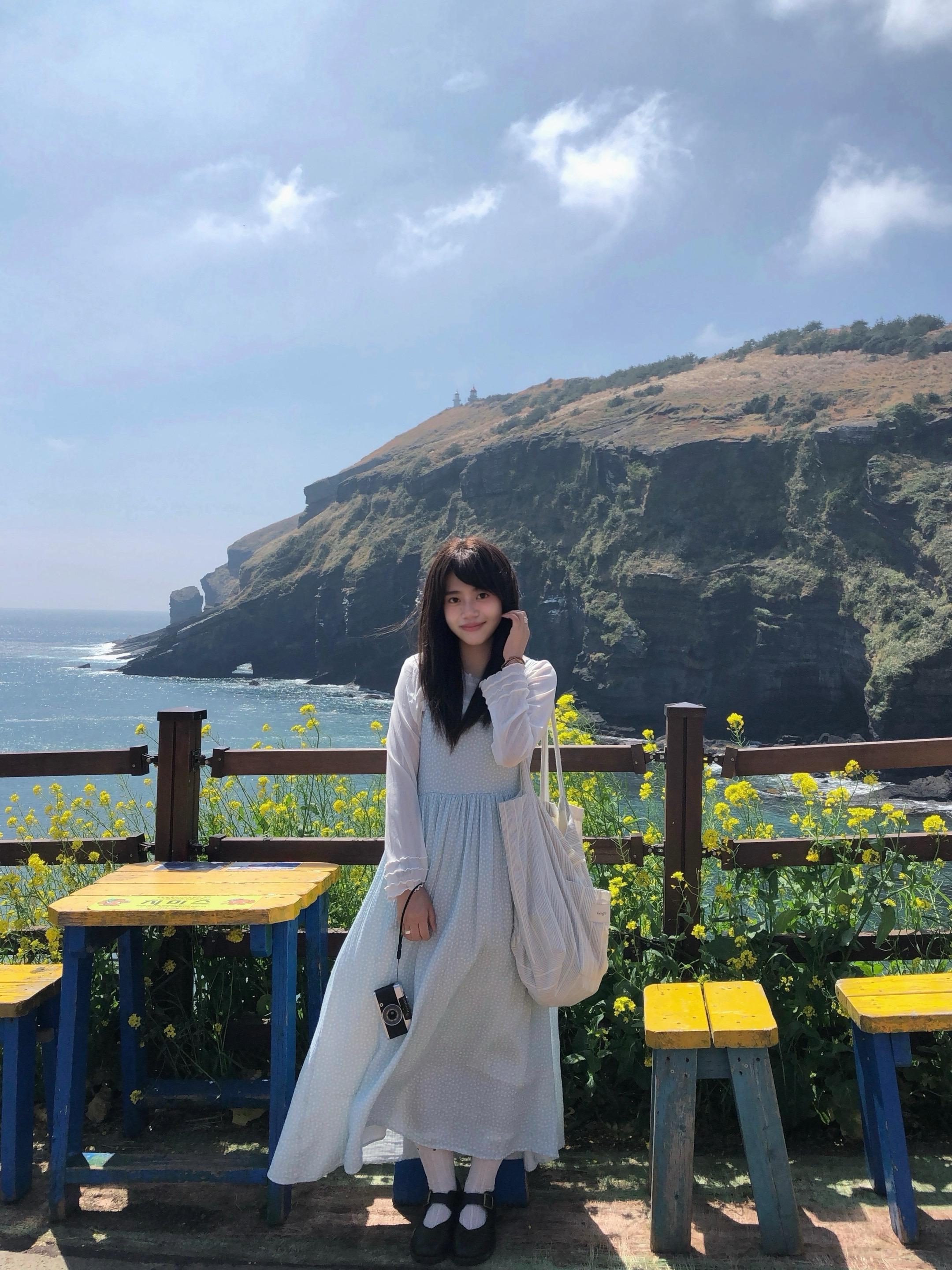 站在海边时， 心里多余的东西仿佛都会融进海浪里。 就是在这样一个下午...