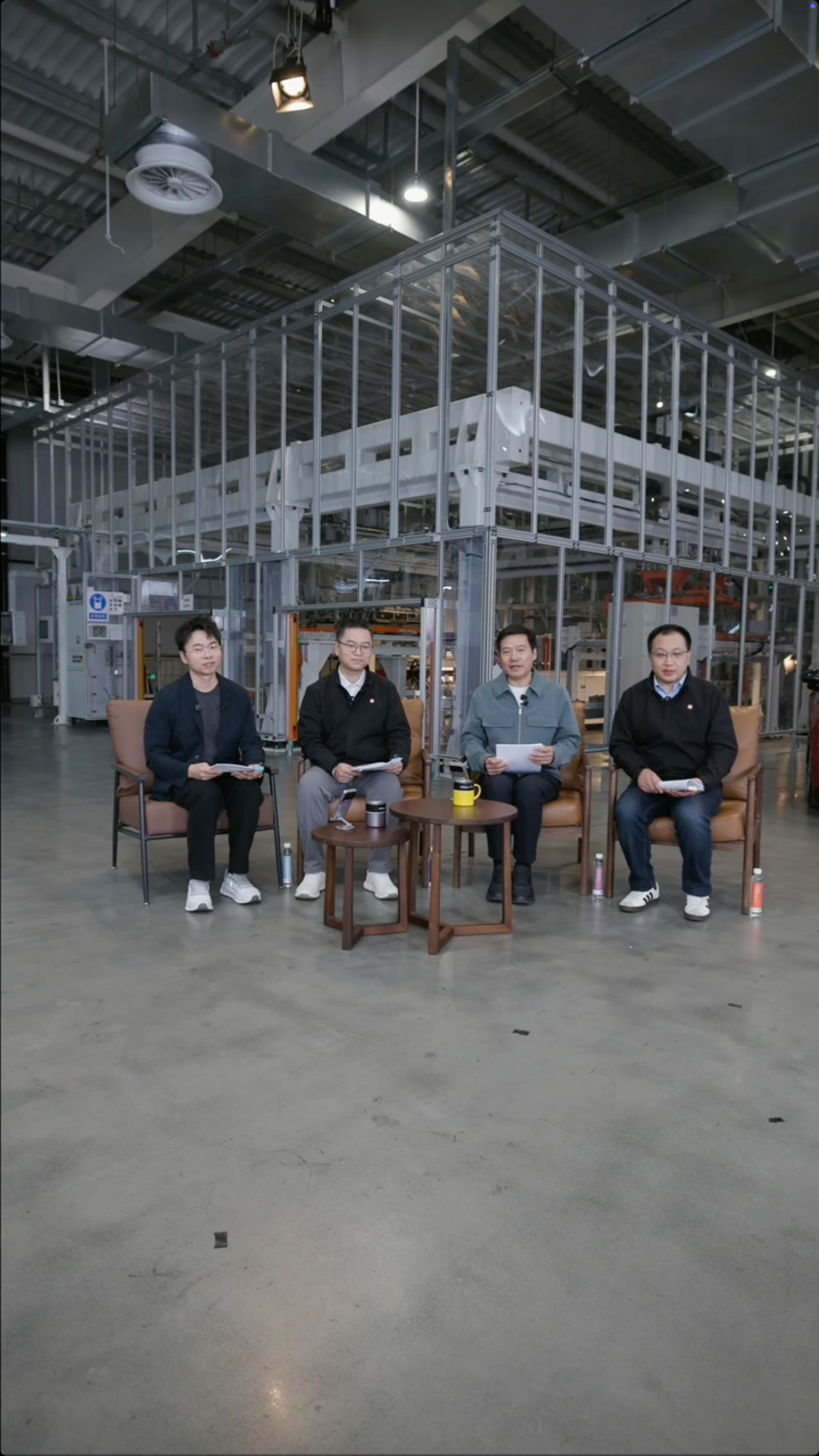 今晚的雷军直播 主要关于小米汽车的安全方面。雷总共请来 2 组共 4 位专家，分