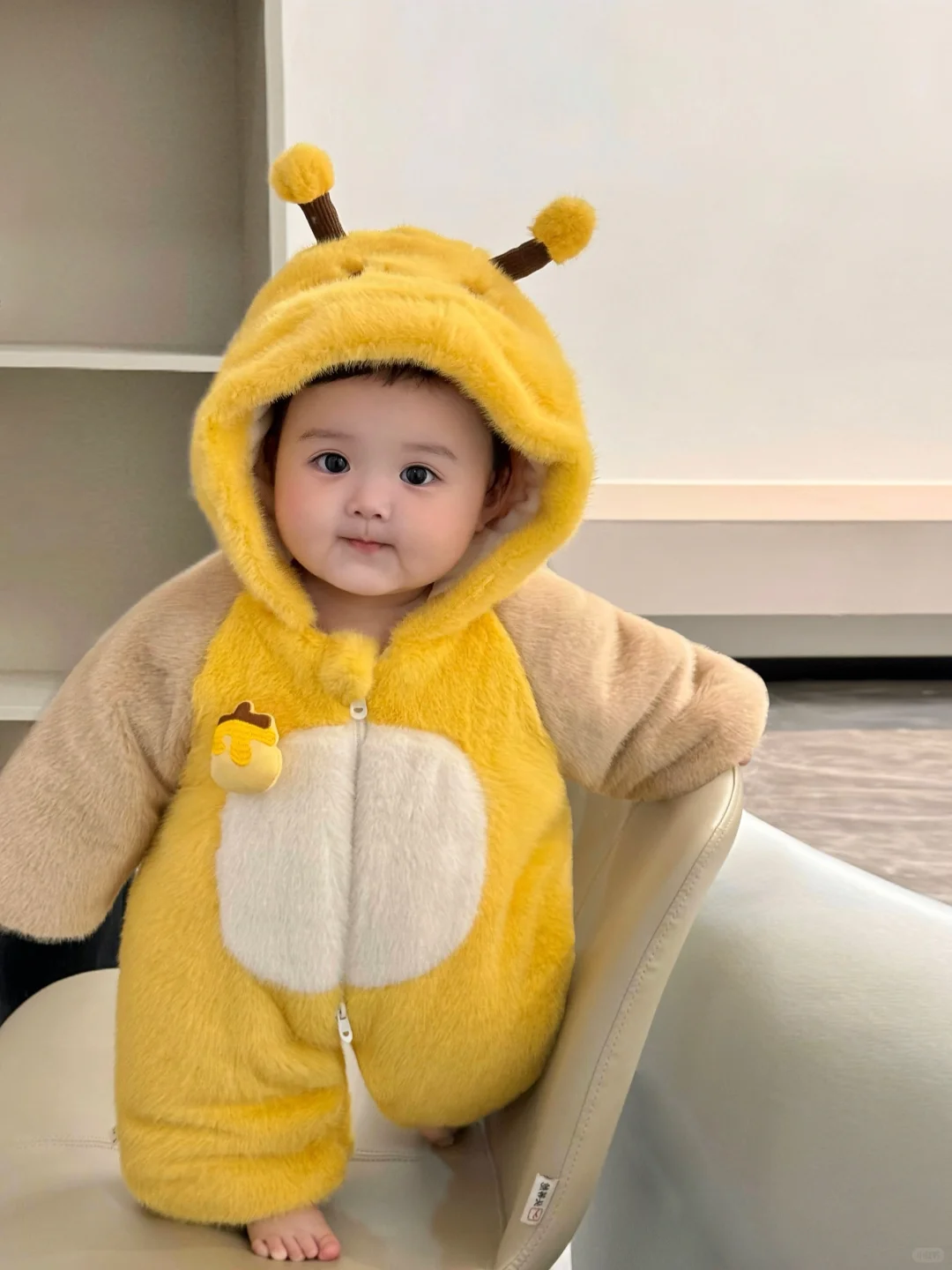 好喜欢我的胖宝宝，真像一个小手办呀～