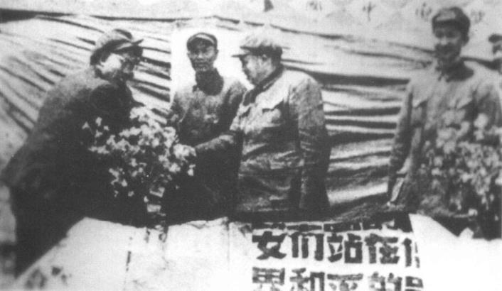 志愿军司令员彭德怀(右二)、副司令员邓华(右三)、副司令员洪学智(右一)参加欢迎