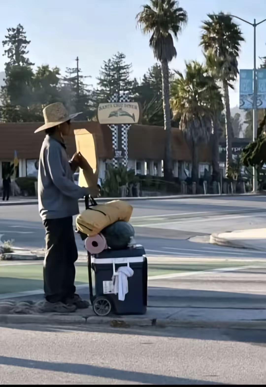 甜甜圈的秋天，飞翔的翅膀
 
他把尊严揉进发僵的面团
在加州的秋天，捏一个圆圈的