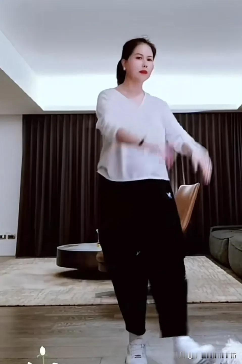 汪小菲家的小杨阿姨今日发舞蹈视频，在评论区留言：谢谢家人们关注和支持，我是一个农