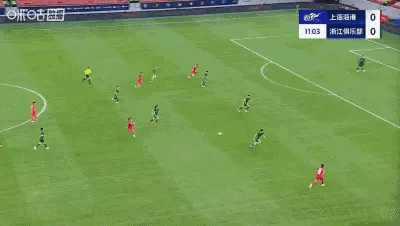 上海海港vs浙江队第12分钟，刘若钒右路传中，浙江年轻中卫刘浩帆门前铲球造成乌龙