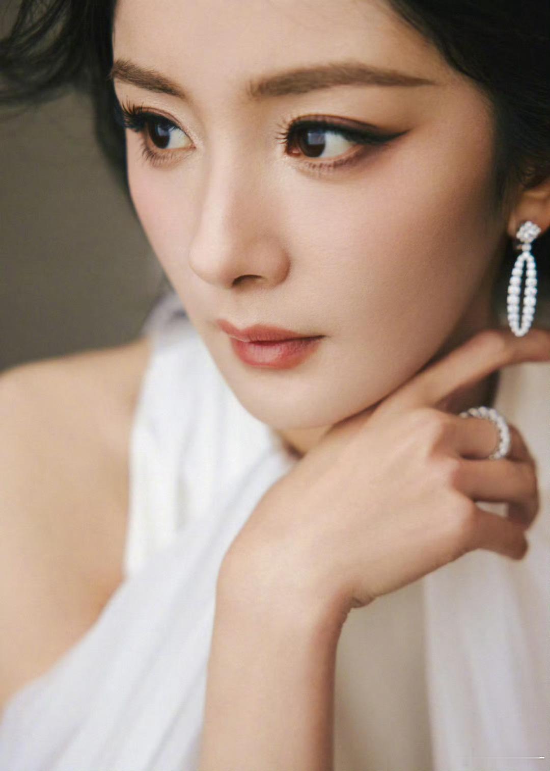 杨幂定制露肩白裙杨幂第三条loewe定制礼服 ​好看 ​​​