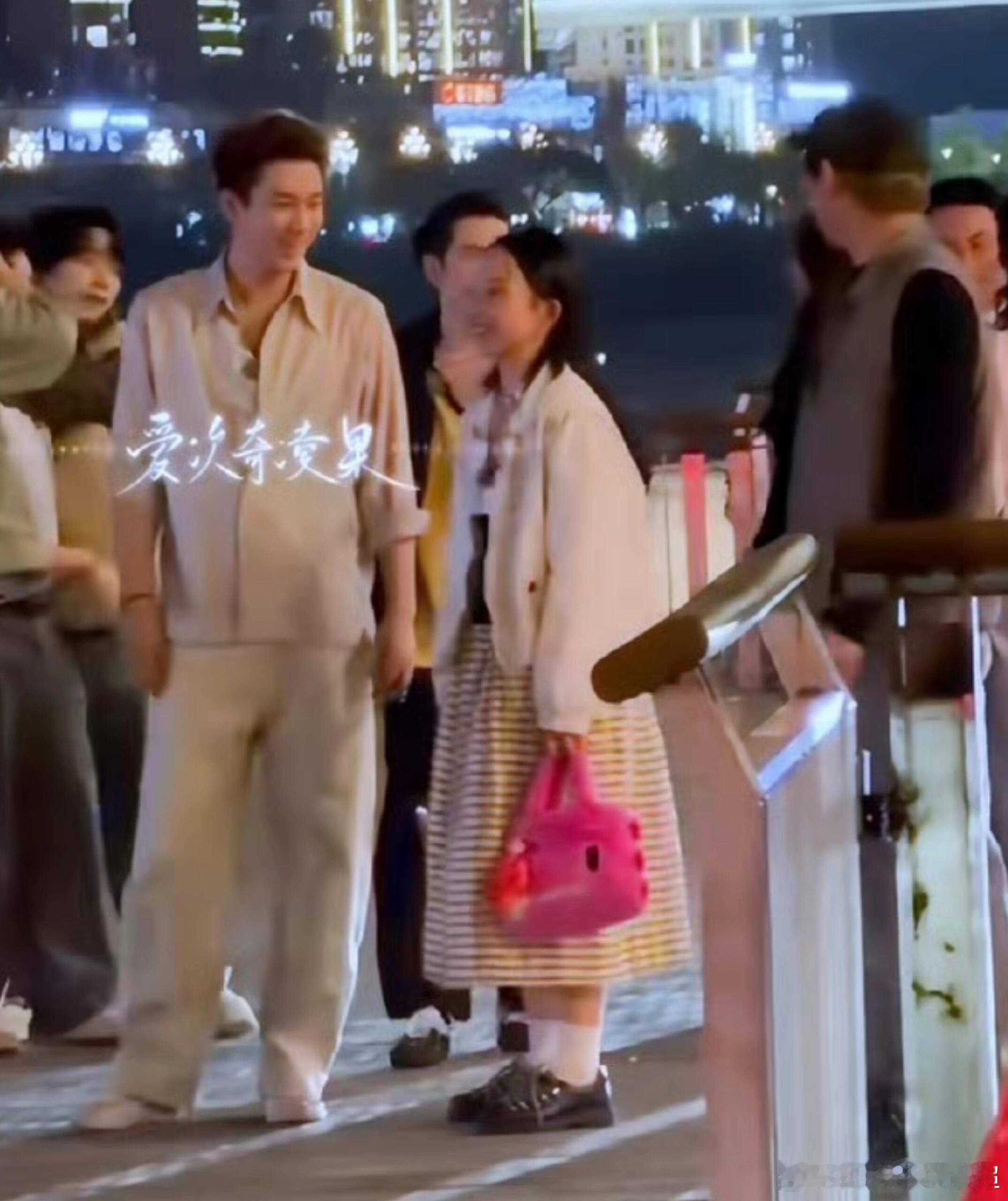 辣目洋子提着汪苏泷素龙托特包辣目洋子和哥哥感情真好 