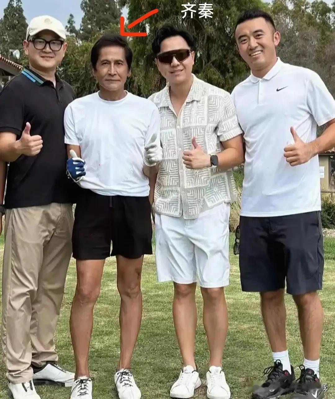 近日，歌坛王子齐秦现身美国，在高尔夫球场打高尔夫，和粉丝们互动合影，已经65岁的