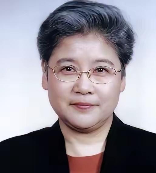 她是毛主席身边的女外交官，第一次为毛主席翻译，因为紧张激动，当场几乎昏厥，被同事