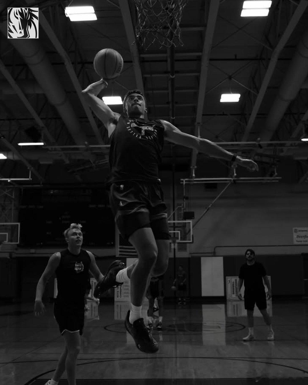 MFFL 我牛官方发推。Max puttin’ in that off seas