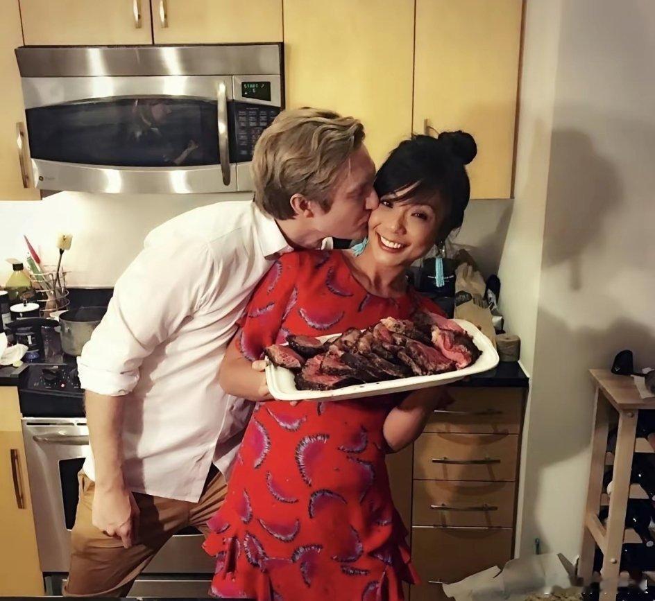 白宫记者协会主席蒋维佳在家中与白男老公亲密互动……她手里捧着的是牛排吗？🥩 