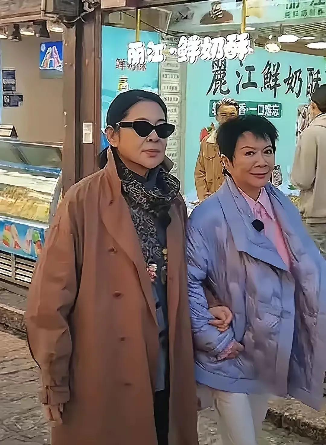 我们这是叫两位大妈，还是叫两位奶奶？她们的年龄都是奶奶级别的，可是她们现在的年轻