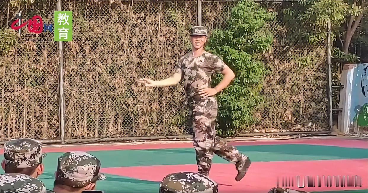 江苏某高校军训现场，一位身高187cm的男生突然出圈。休息间隙他被教官点名上台表