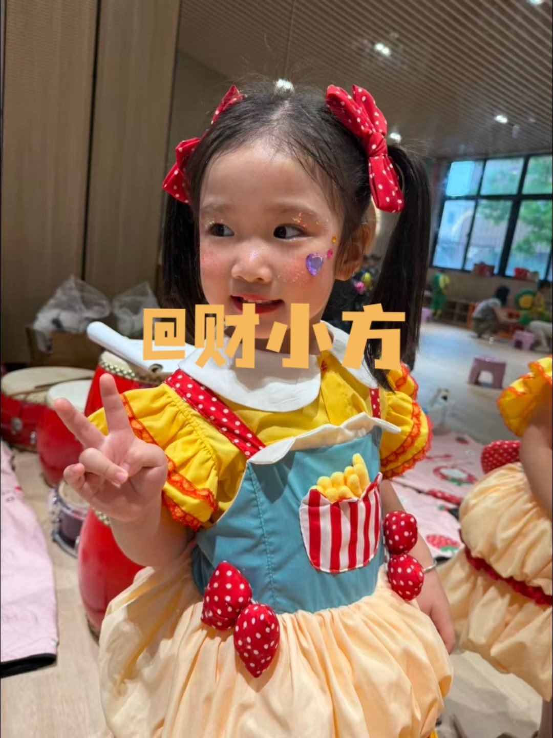 老父亲有点骄傲大女鹅第一次上台，就站了C位平时我们总带着她唱唱跳跳，还是有点用？