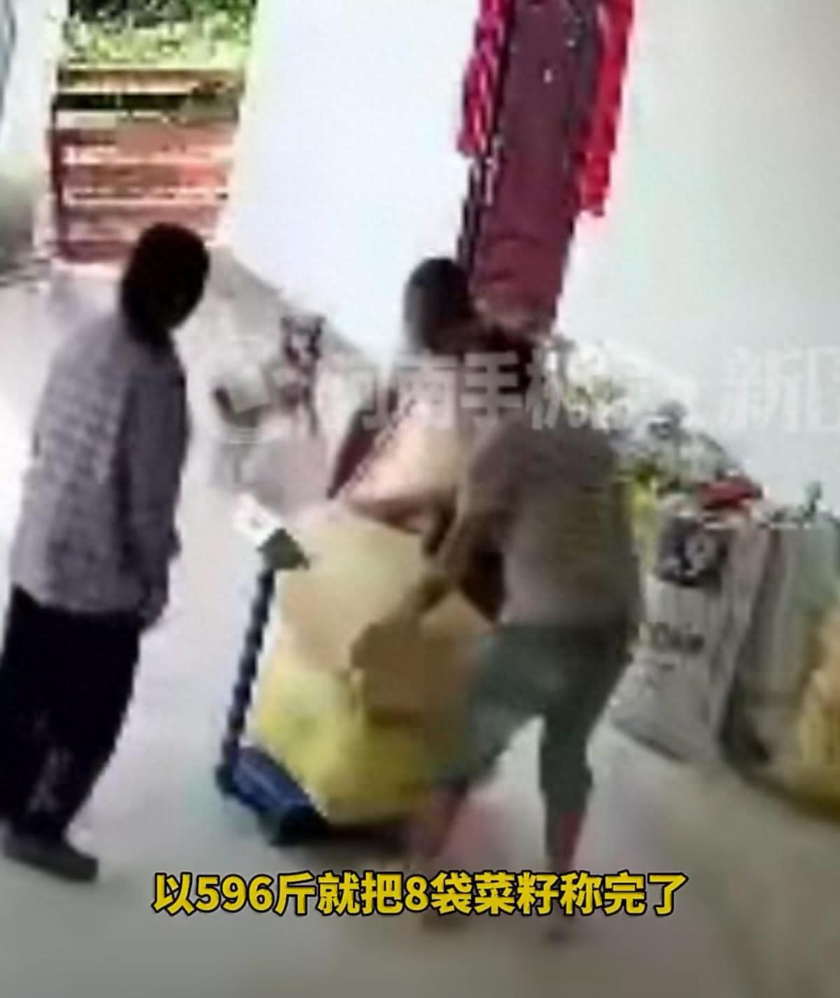 聋哑老人卖了970斤菜籽，商贩用自带秤一称，报了个数：596斤，少算了快400斤