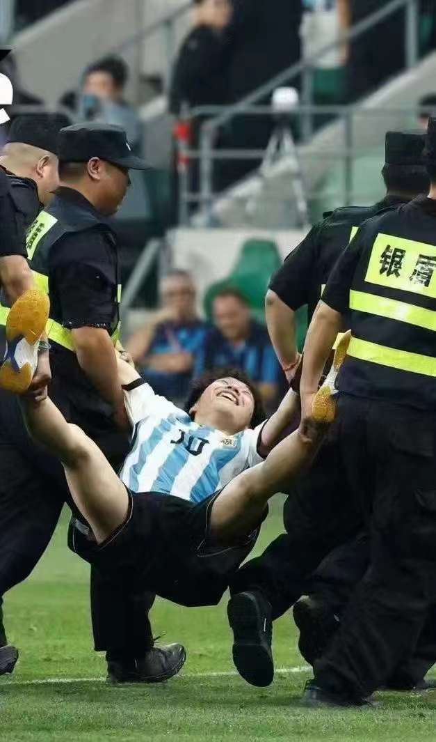 #球迷冲进球场强抱梅西# 全场最靓的仔 ​​​