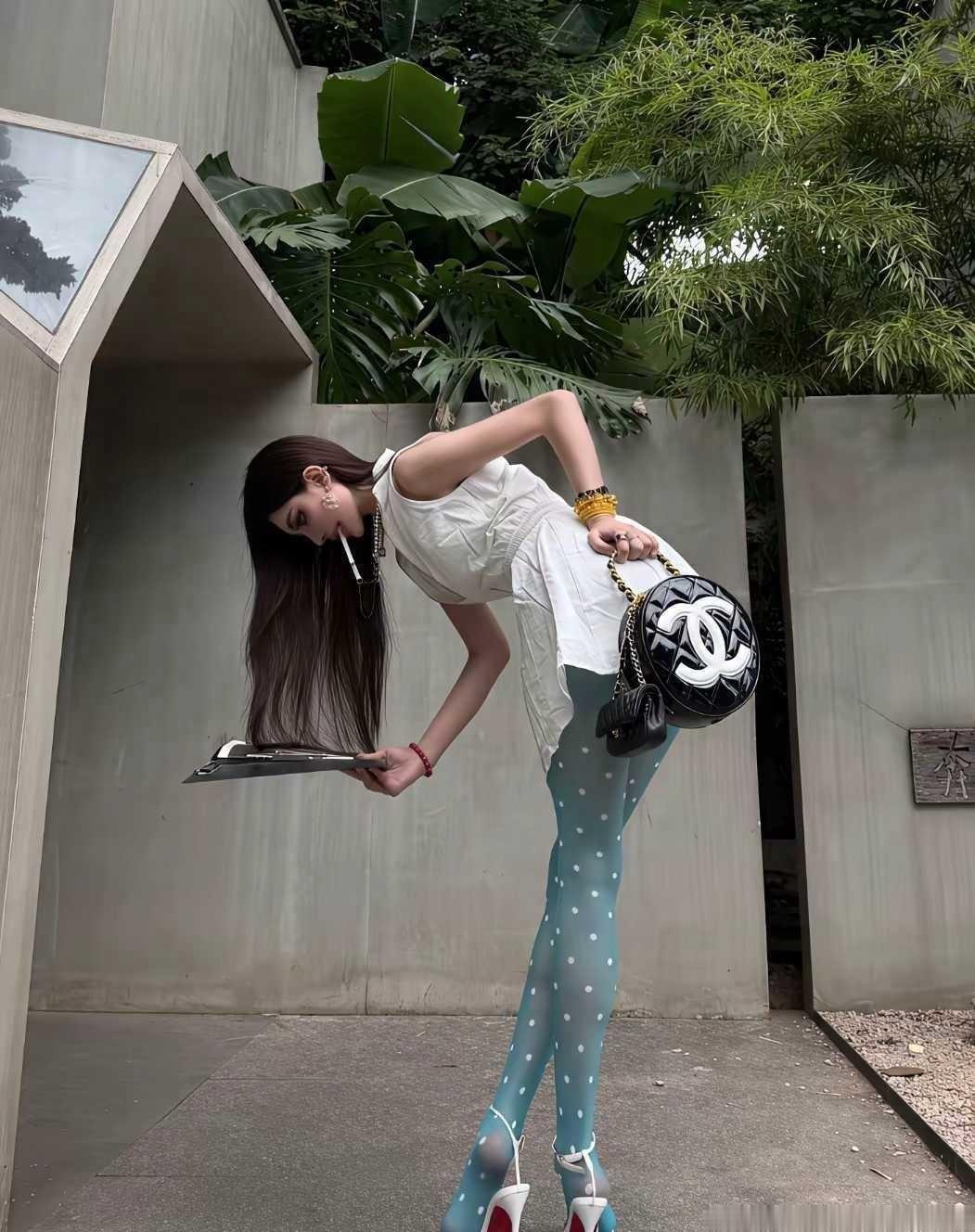 我的妈啊，也太美了，就想知道这鞋子是怎么走路的。 ​​​