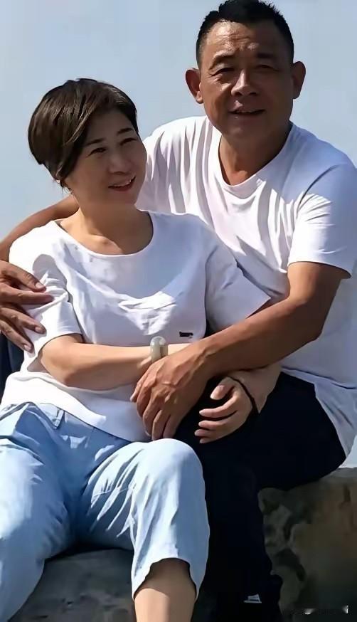 这是胖东来老板于东来，和妻子马丽。身上没有名贵衣服，也没有华丽排场，看着就是普通