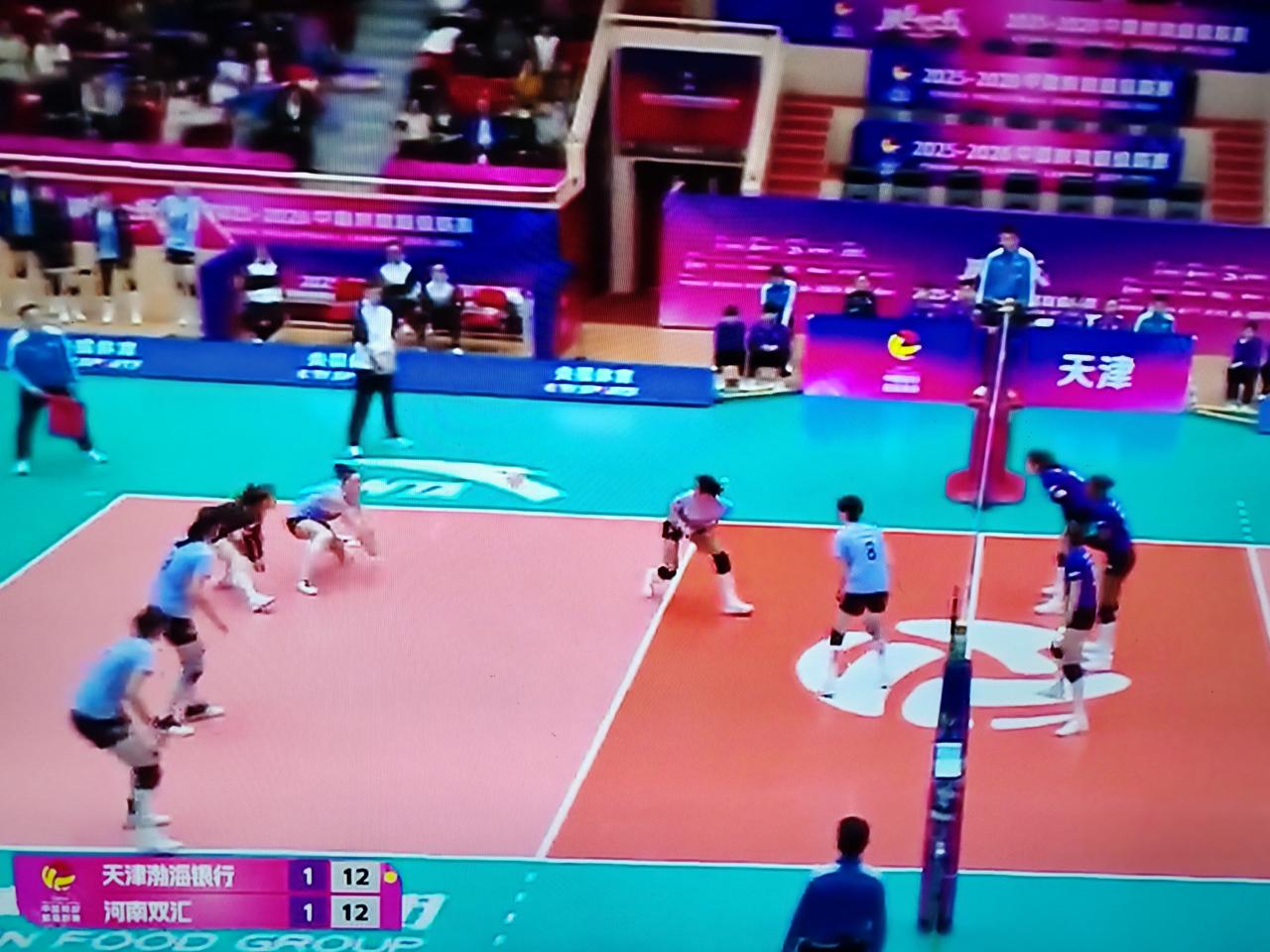 女排排超联赛第十七轮，天津女排对阵河南女排，前两局比分24：26，25：15，大