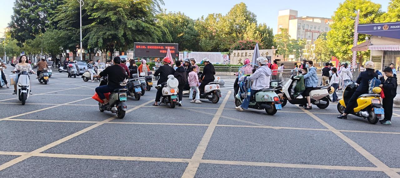 今天11月5日周三清晨冷飕飕的天气，寒风刺骨，拿出手机一看温度只有18度，街道上