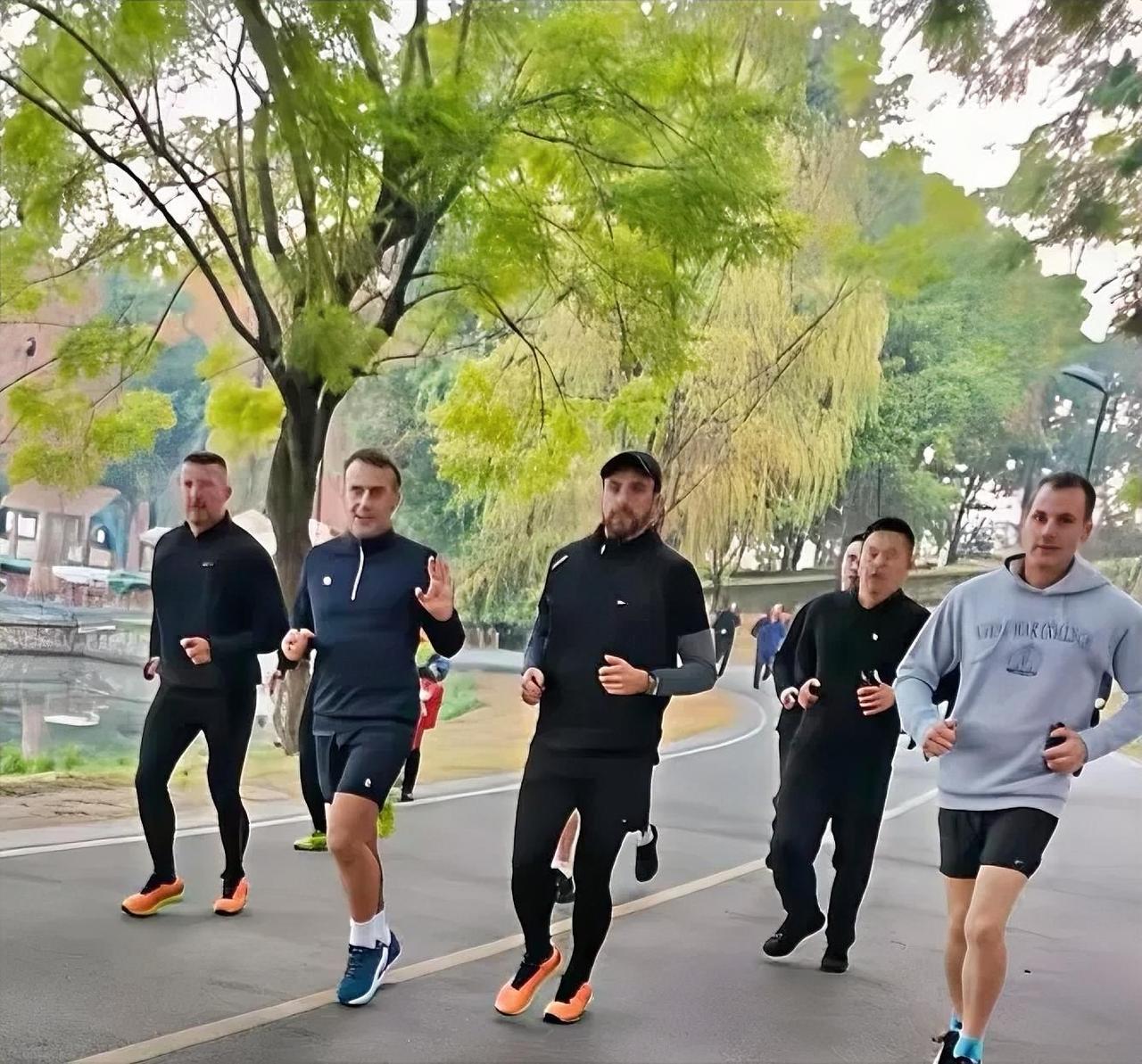 马克龙在出访的紧凑行程中还不忘锻炼运动，真是好习惯

这是马克龙访华期间在成都锦