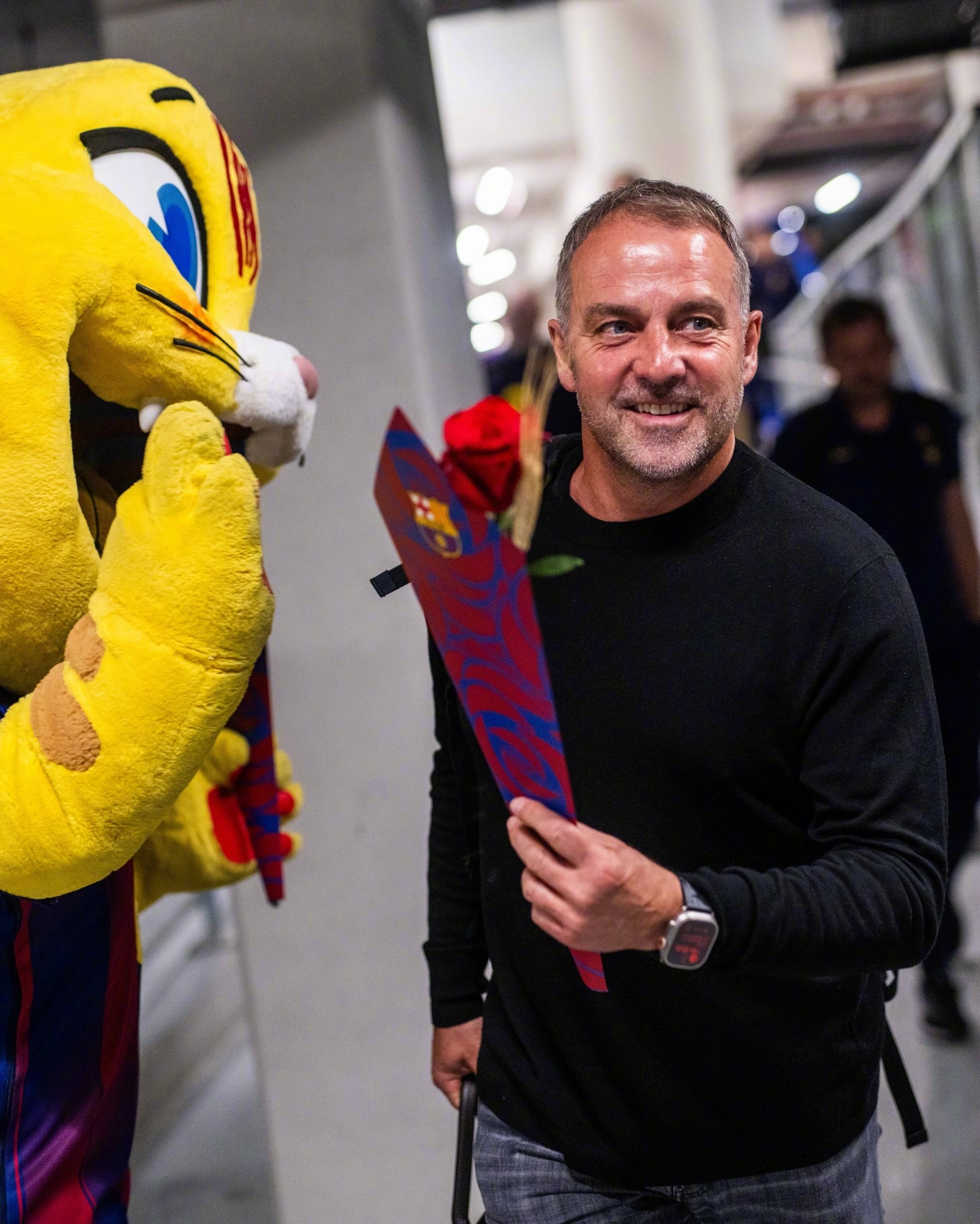 🌹圣乔治节来咯！本咪使命必达，为大家送出春天的第一朵玫瑰花🎁🐾巴萨  🔴