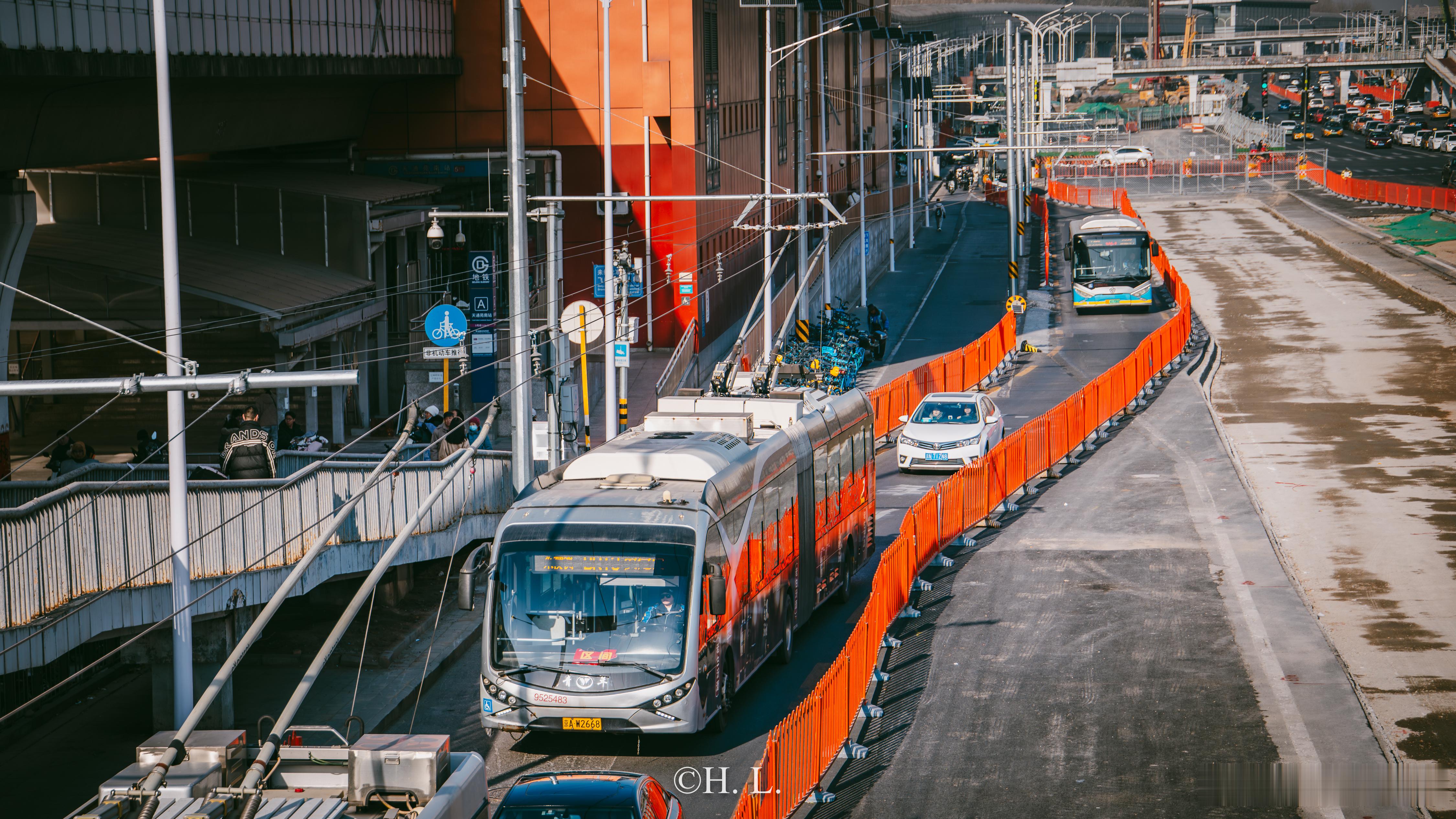天通苑地铁站，工地边的窄路，不再存在的BRT专用道，与社会车辆并行的公交，快不起