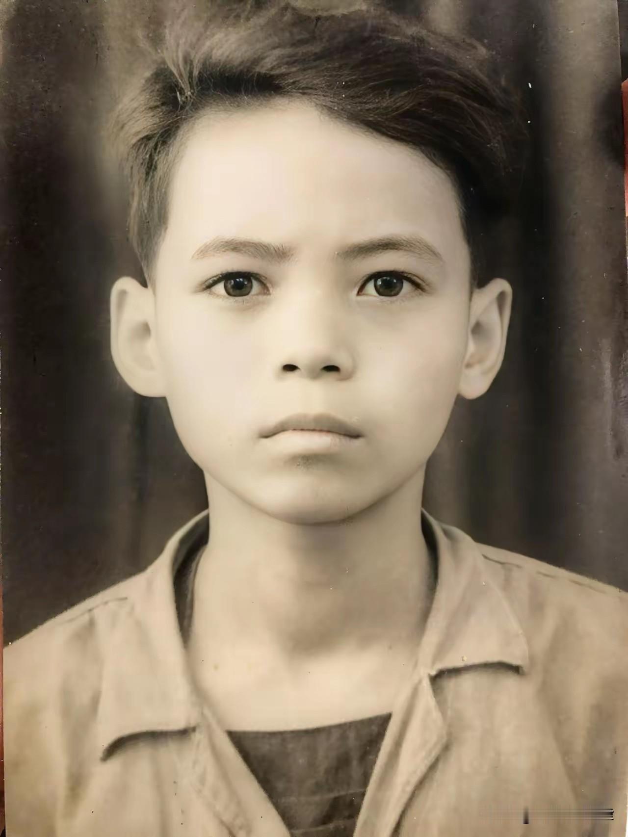1958新疆街头惊天一幕！男子读报痛哭：家喻户晓的小萝卜头，是我找了17年的亲弟