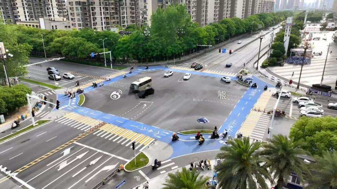 【英雄城交通•道路 | 太好了！高新区首个“彩色路口”改造亮相，安全高效“颜值”