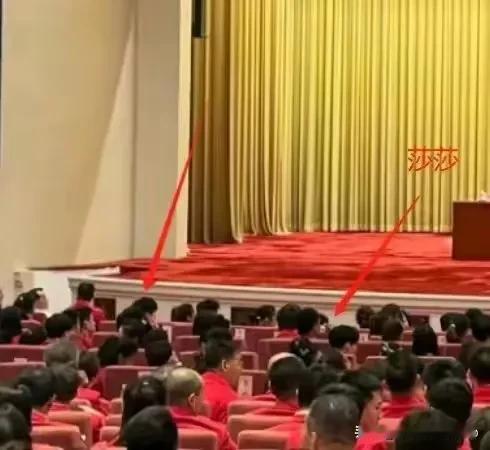 莎头五米定律在线
那么多人都穿同样衣服莎莎丢了怎么办
头哥望向的方向总能看到莎莎