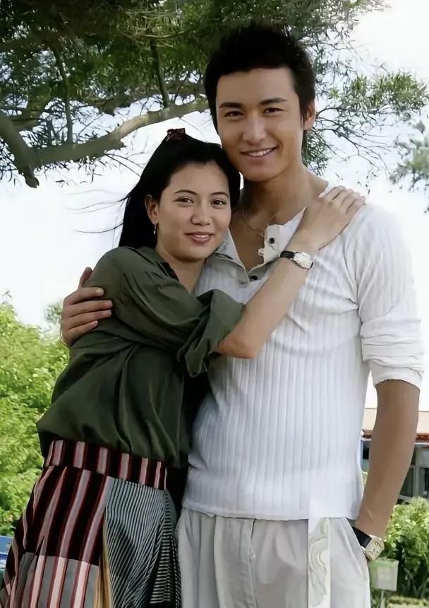 2006年胡兵和袁咏仪的合照，
当时他俩正一起拍《我家不打烊》，胡兵在剧里演袁咏