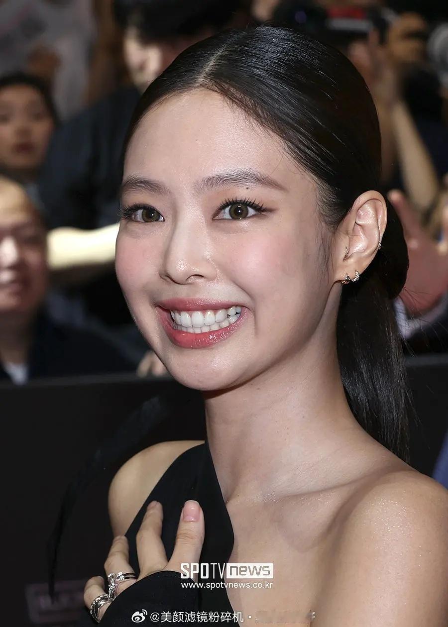 感觉blackpink真的不适合怼脸照，每次都有点灾难 ​​​