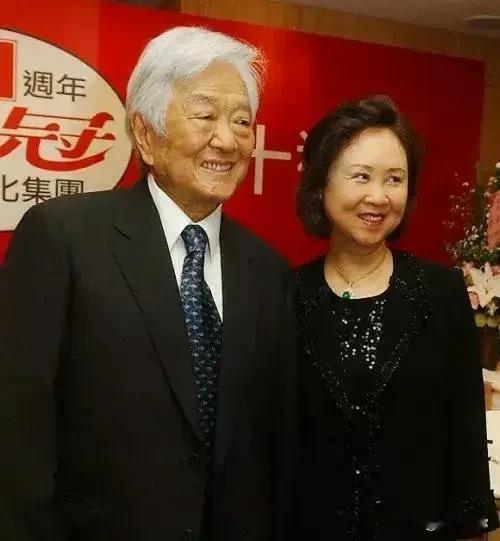 我挺佩服琼瑶的，起码她这一辈子靠着一支笔立住了，她的人生从她决定写作开始，就牢牢