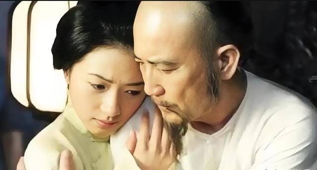 1881年，71岁左宗棠娶17岁章怡为妾。洞房花烛夜，章怡抹去眼角的泪说：老爷，