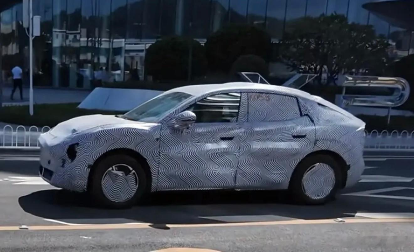 小鹏MONA SUV谍照曝光轿跑式的溜背造型   半隐藏式门把手 预计会配备单电