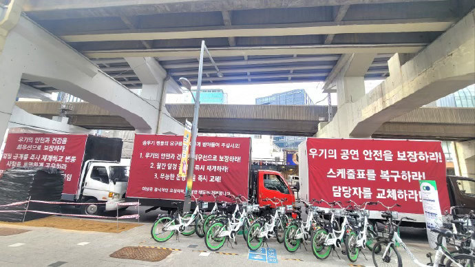 出现在CUBE大楼门口的宋雨琦维权卡车 