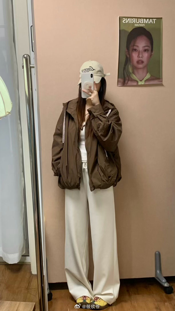 📸 秋冬的花苞工装外套 内里的绒很厚这俩颜色都蛮好看的  偏阔偏酷的风格这个价