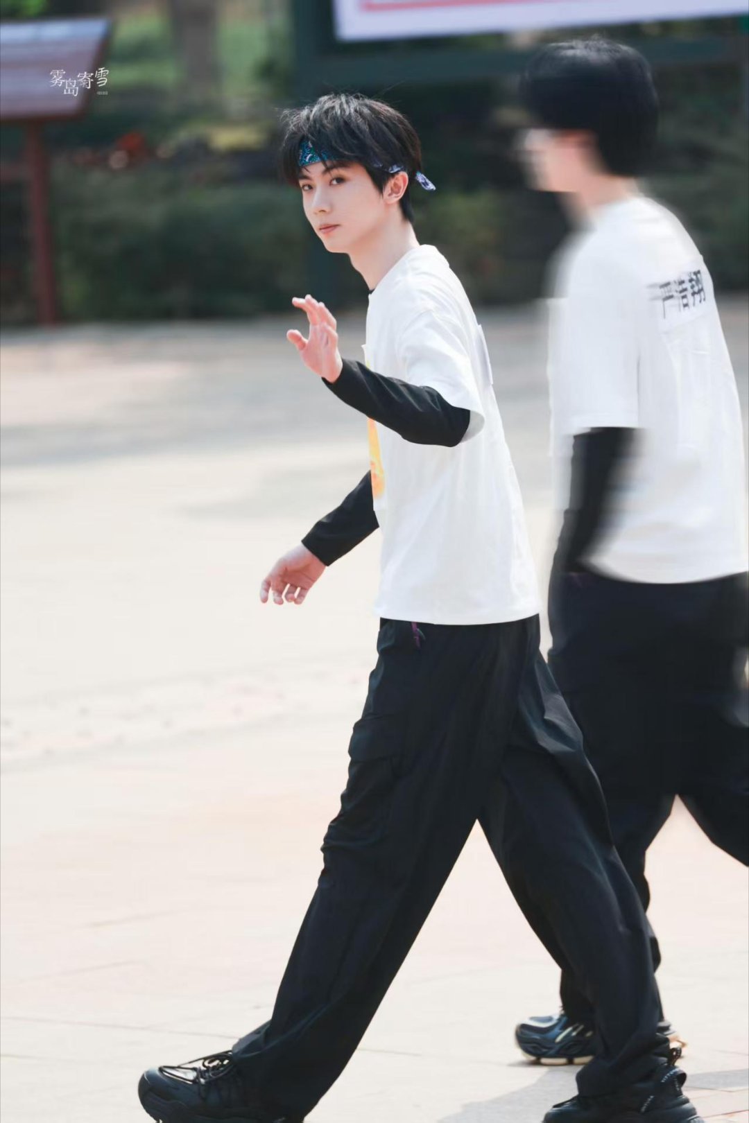 奔跑吧时代少年团海边少年感奔跑吧 阳光、沙滩、白T、发带，还有七个笑起来比太阳还