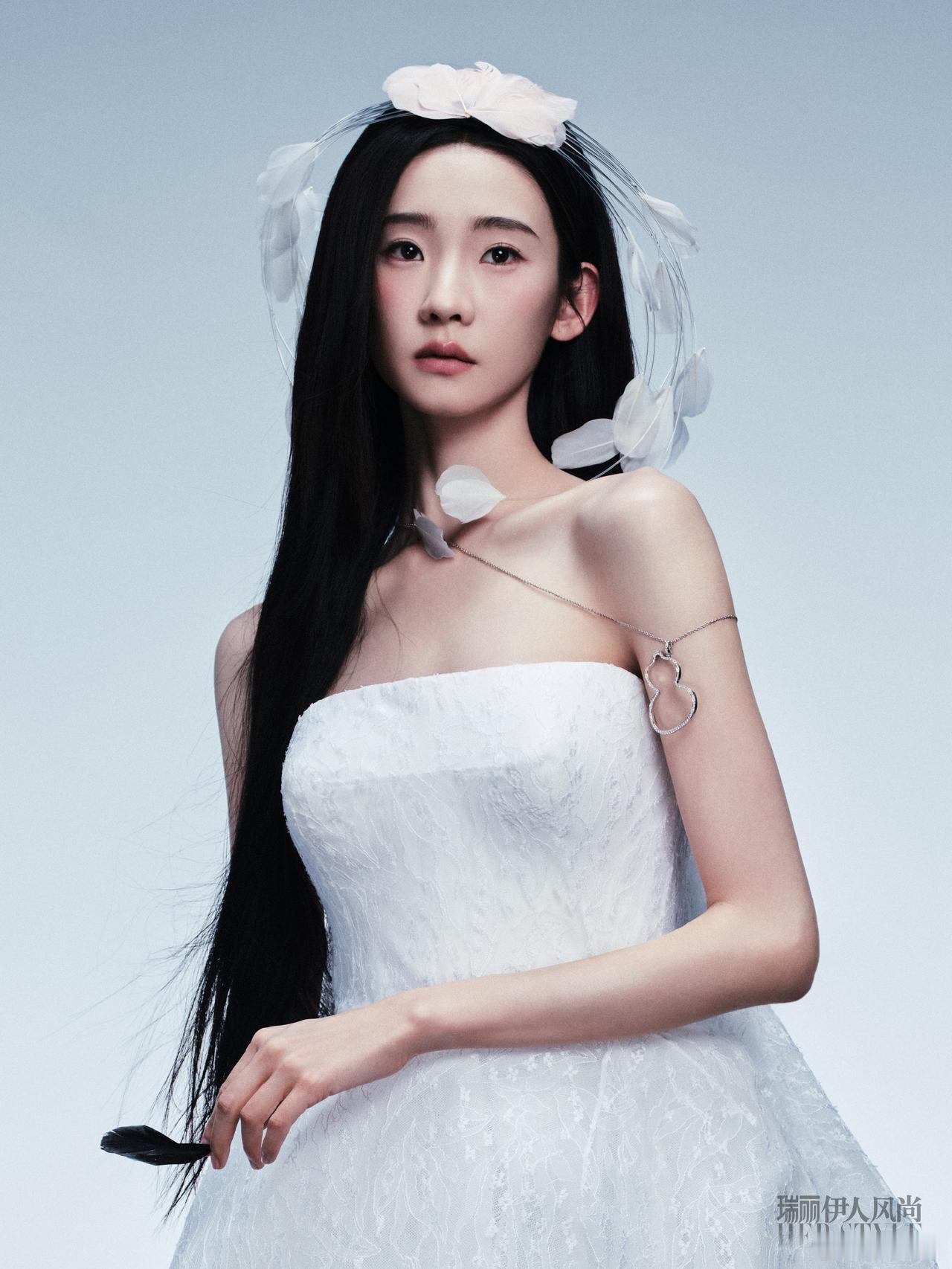 张艺凡瑞丽伊人风尚，一次“羽”众不同的美丽[害羞]
张艺凡 娱乐