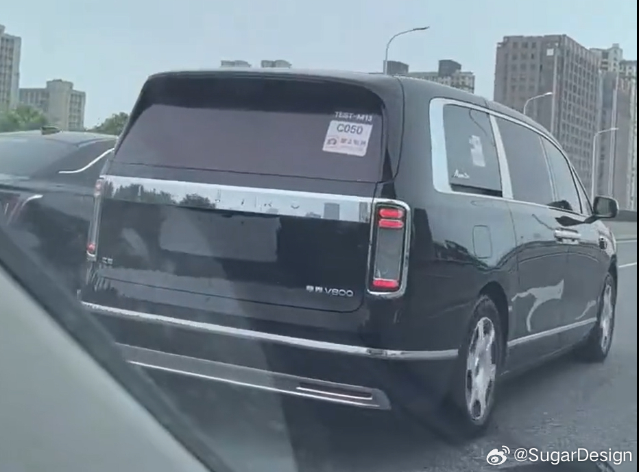 网友来稿，尊界V800无伪装实车照这大电镀可真够大的看起来车灯里面有动画屏