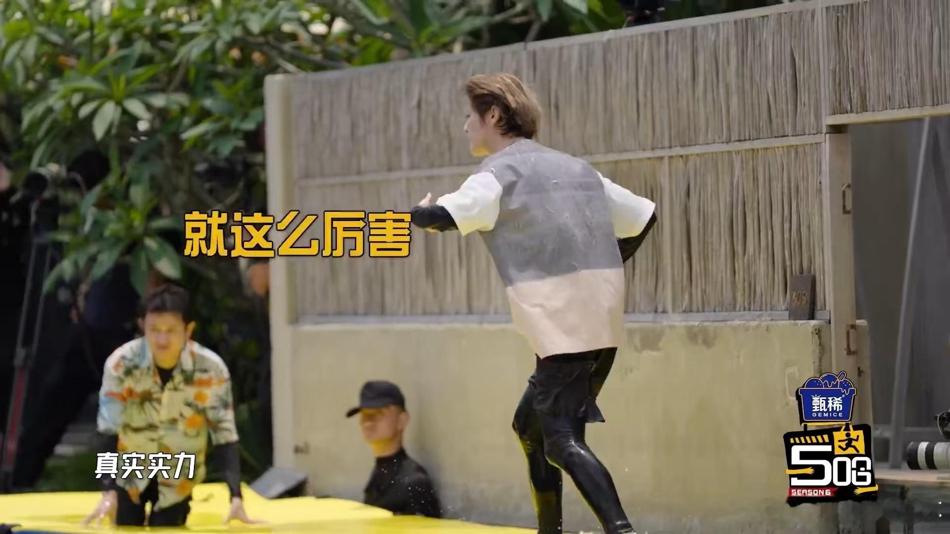 鹿晗水上跑步如履平地鹿晗让工作人员休息 别人在水上跑跌跌撞撞，鹿晗像在平地上一样