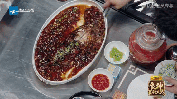 见过减脂节目没见过捡脂节目古法烧鱼酱汁浓到挂勺，龙穿虎肚脆得在嘴里放鞭炮，福建肉