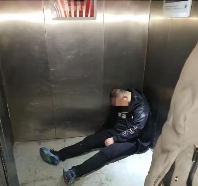 江苏盐城，一男子醉酒后独自回家，结果在电梯内 “睡着了”。当邻居发现男子叫不醒后