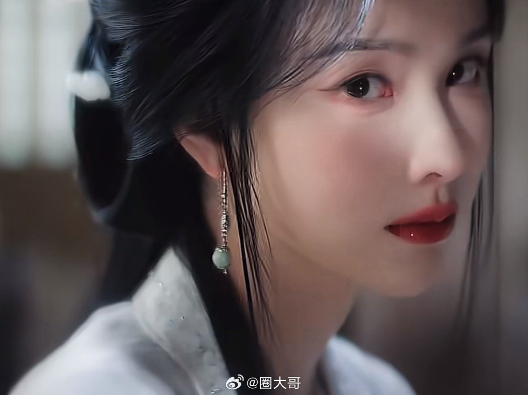 鞠婧祎被陈都灵挑下巴鞠婧祎和陈都灵在电视剧《月鳞绮纪》这对姐妹花，媚骨天成在这一