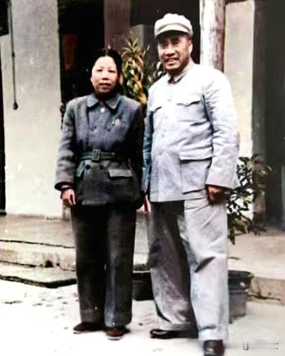 照片拍摄于解放战争时期，朱德元帅和邓颖超同志在庭院门前合影，身着战时制式干部服装
