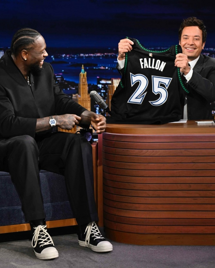 造型打几分？兰德尔打纽约客场期间 顺道参加吉米·法伦今夜秀